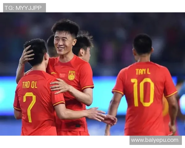 足球场上的明星风采 男足球员展现拼搏精神与魅力