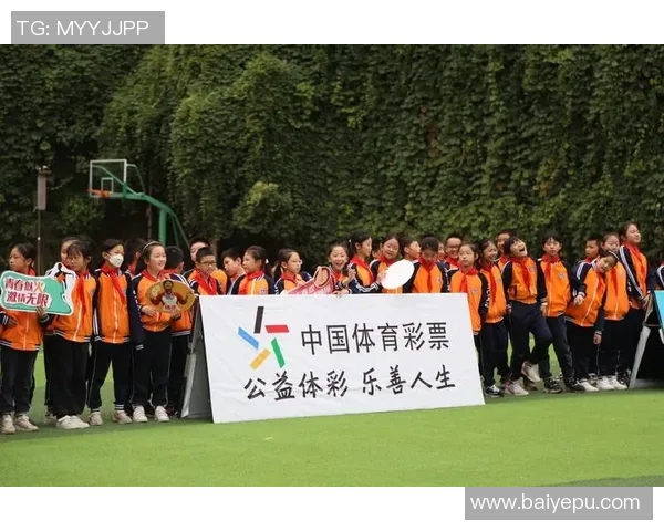 足球巨星用爱心行动回馈贫困群体传递温暖与力量